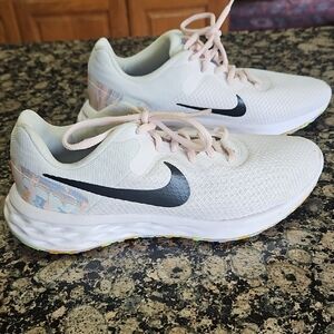 Nike White and Black Athletic Sneakers